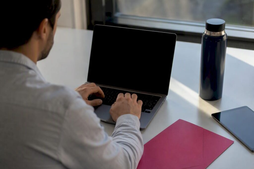 Trader placing stop orders for news trade